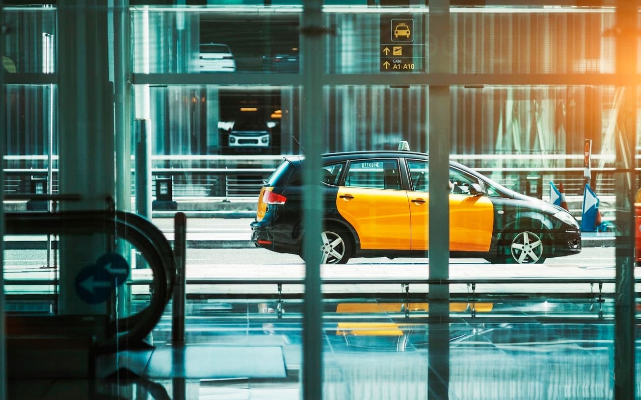 Taxi en el Aeropuerto Barcelona-El Prat listo para traslado a Castelldefels