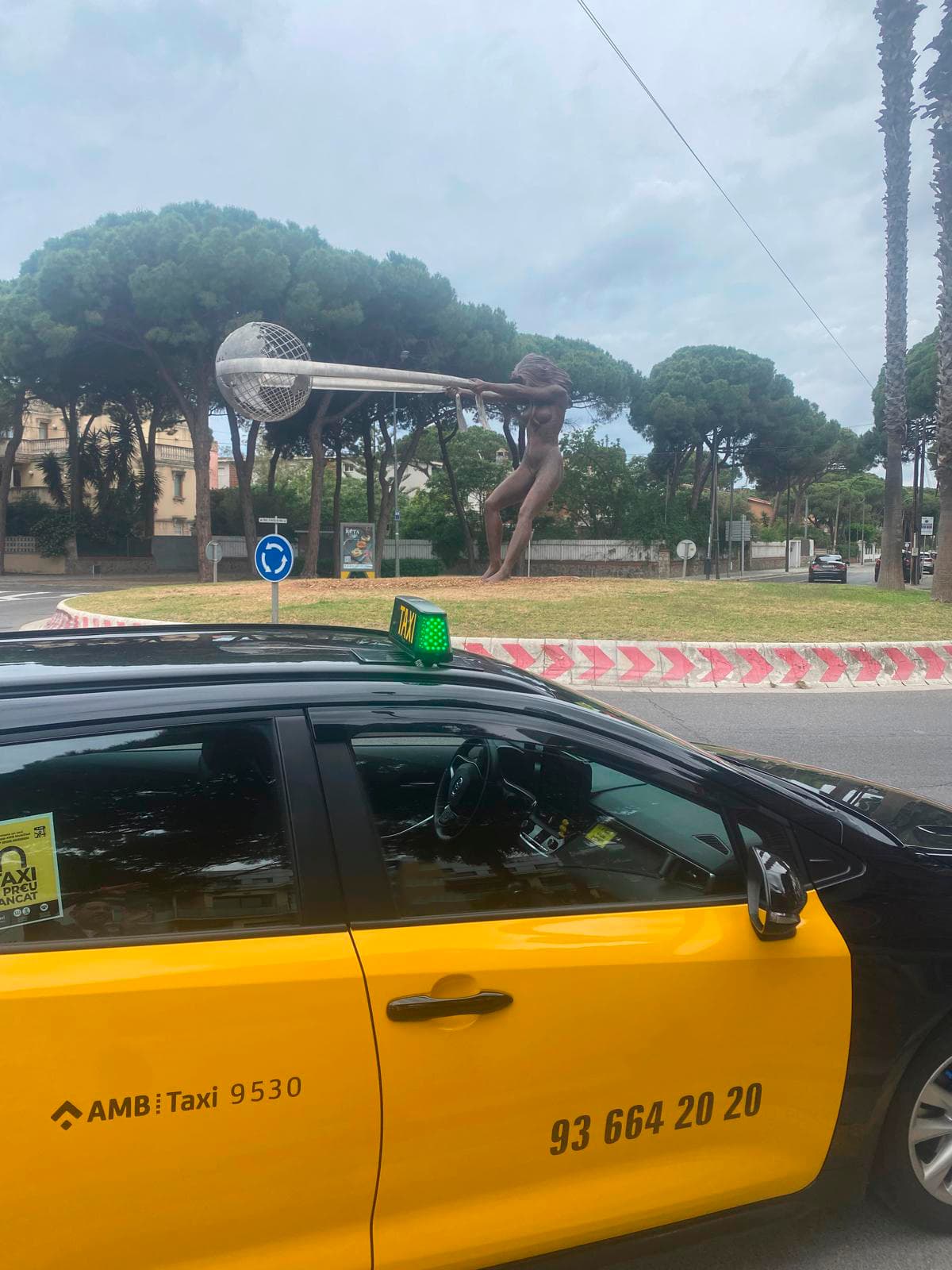 Taxi AMB Castelldefels frente a la rotonda de La dona i el món