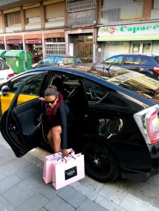 Taxi Castelldefels dejando pasajera